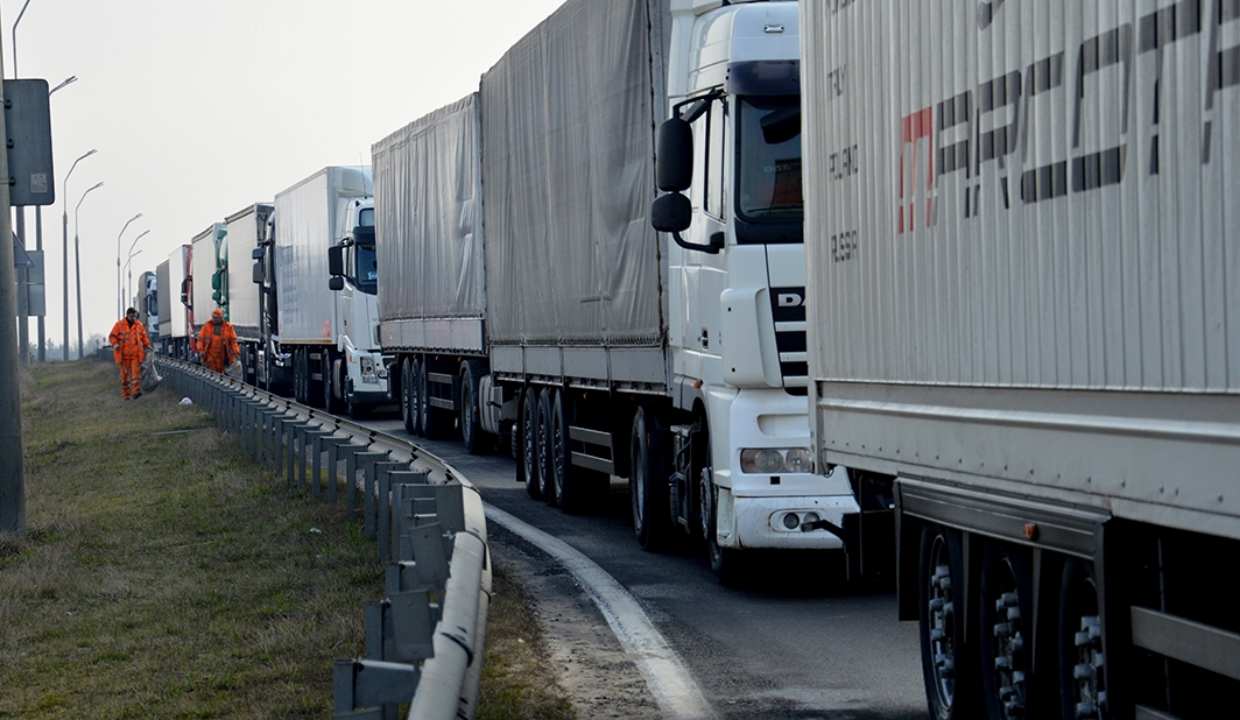 Фура на границе Беларуси. МАПП Забайкальск фуры очередь. Очередь грузовиков на границе. Очереди из грузовиков на границах.